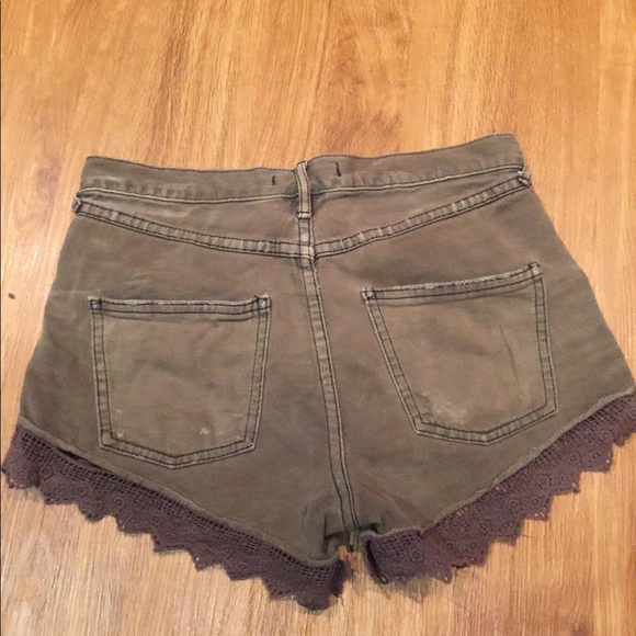 Free people size 25 crochet hem shorts - Picture 2 of 4